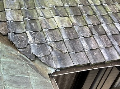 瓦が割れている